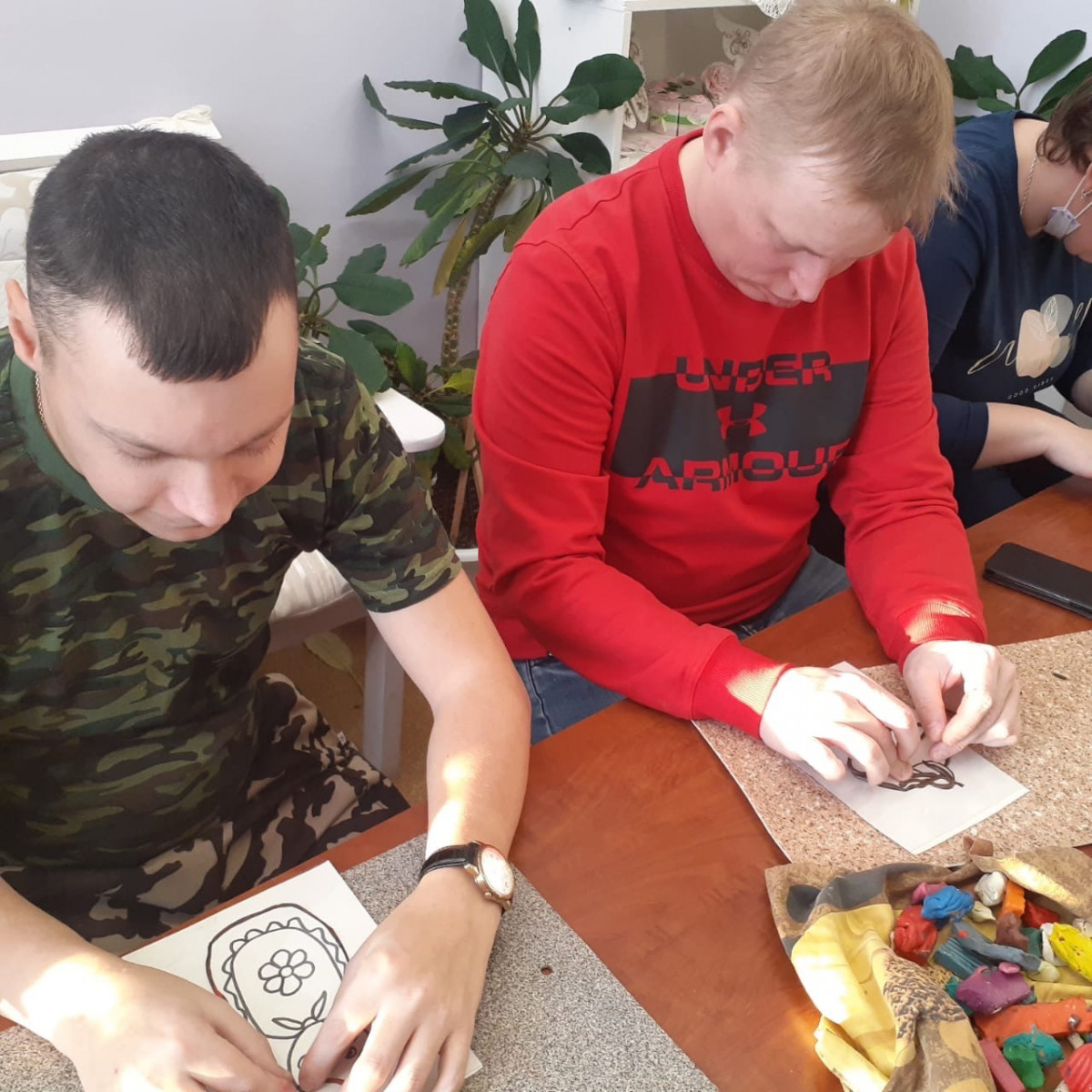 Занятия в гончарной мастерской на тему: "Обратная пластилинография".