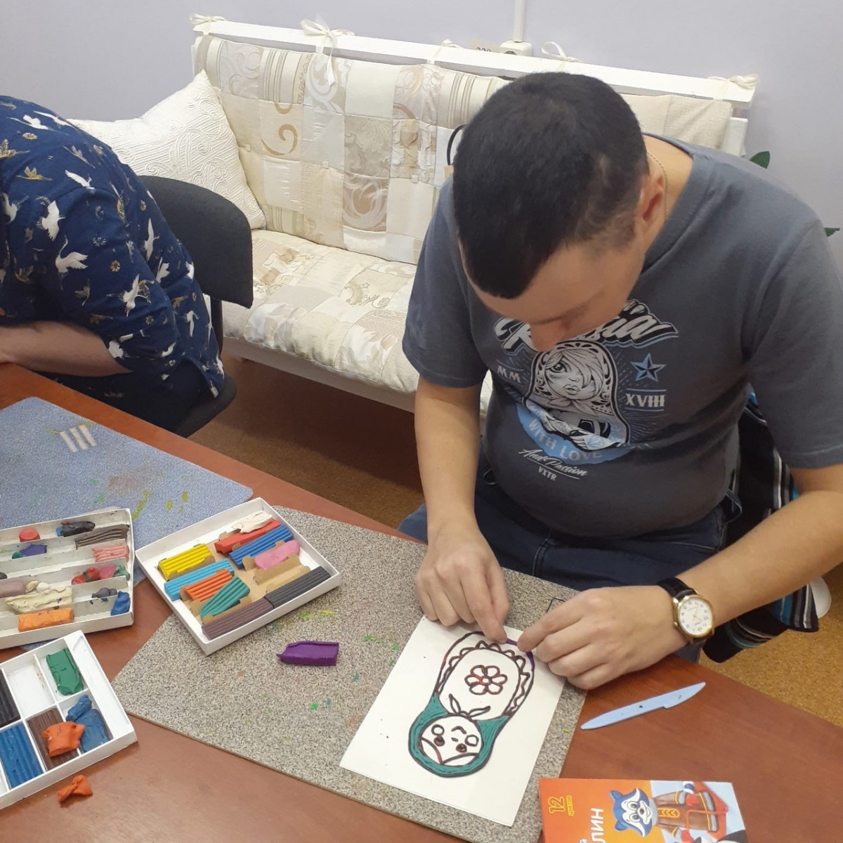 Очередное занятие в гончарной мастерской в городе Северодвинске.