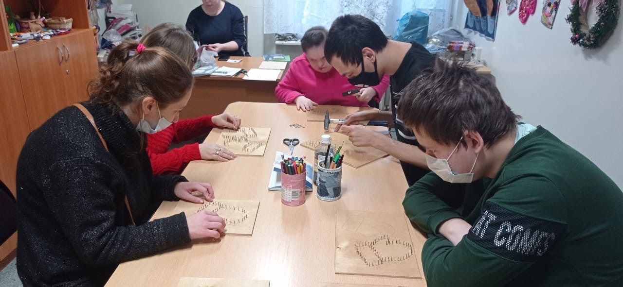 Делаем новогодний сувенир в столярной мастерской в Новодвинске.