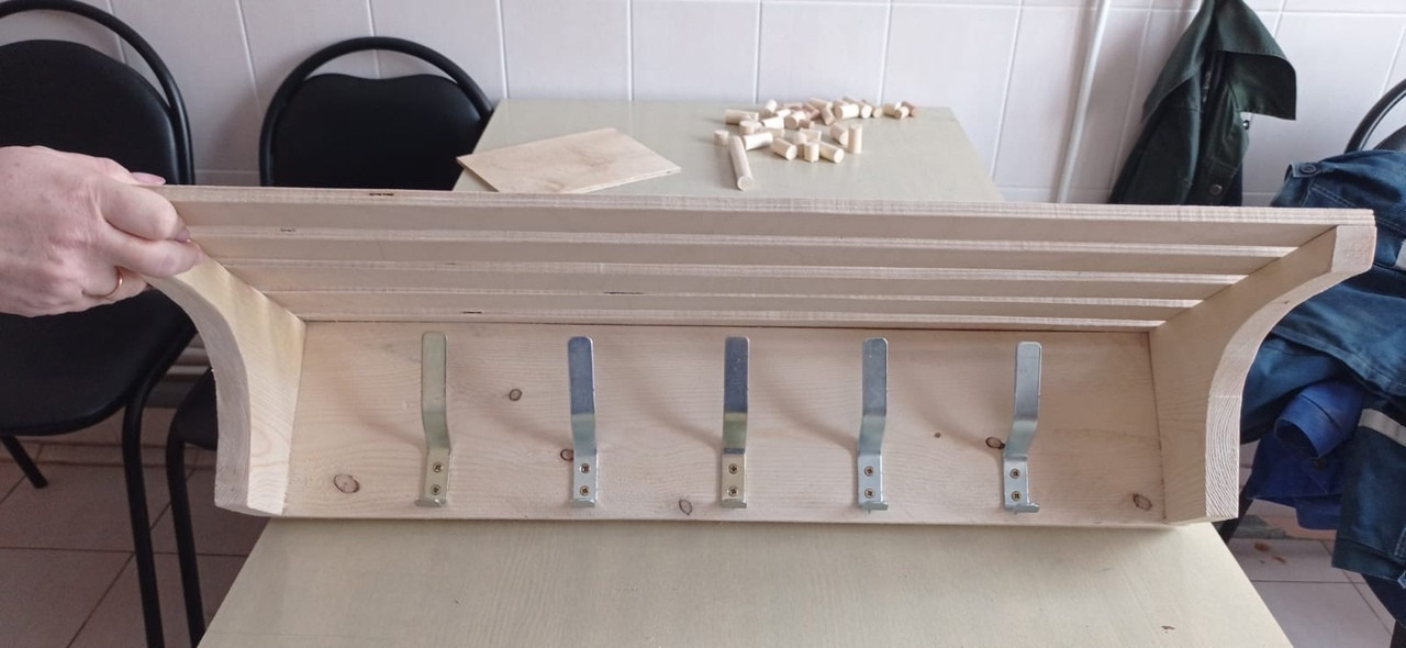 В столярной мастерской Новодвинска сделали вешалку своими руками