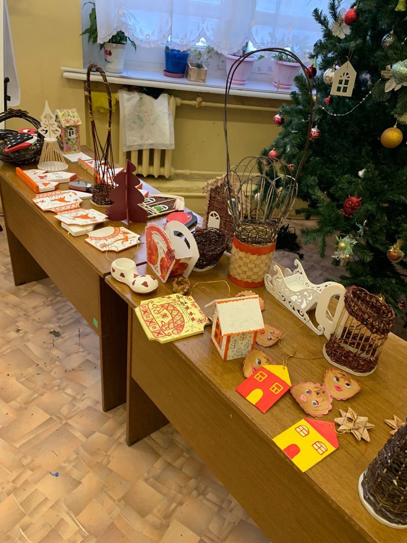 Подготовка к Новому году в столярной мастерской в Архангельске идет полным ходом