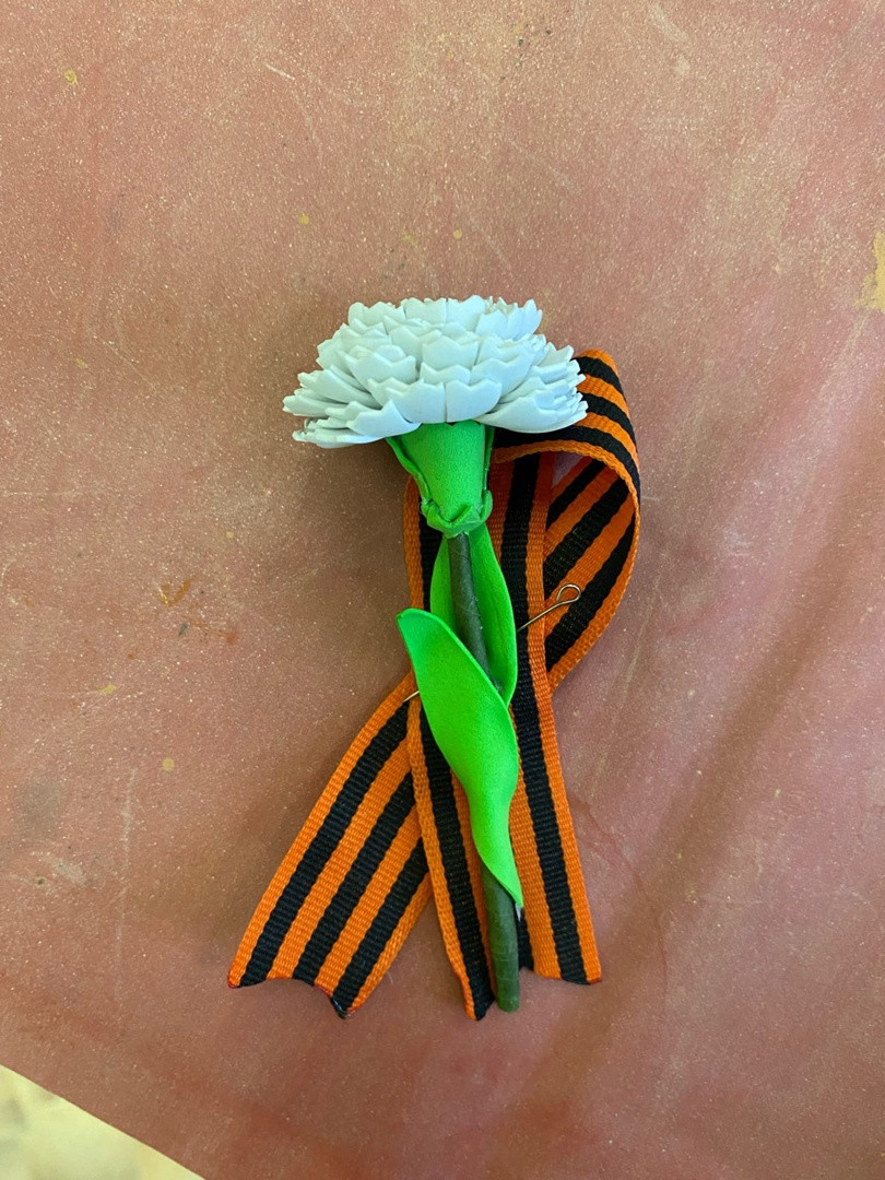 Мы делали брошь с Георгиевской лентой и гвоздикой из фоамирана к 9 мая.