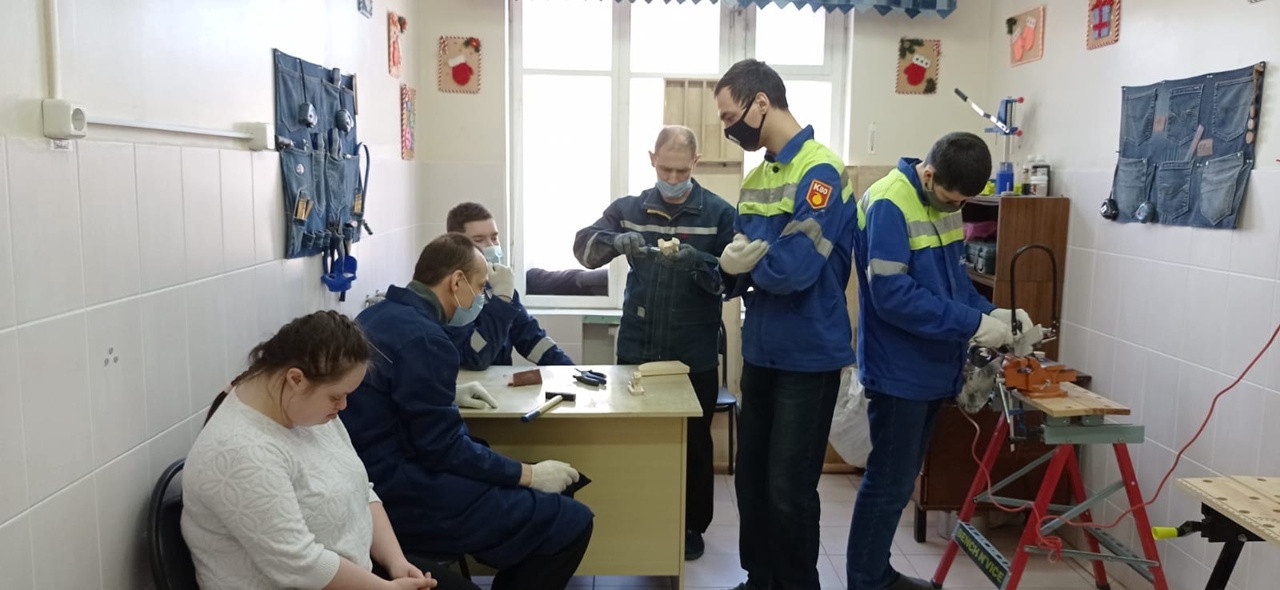 Кипит работа в столярных мастерских