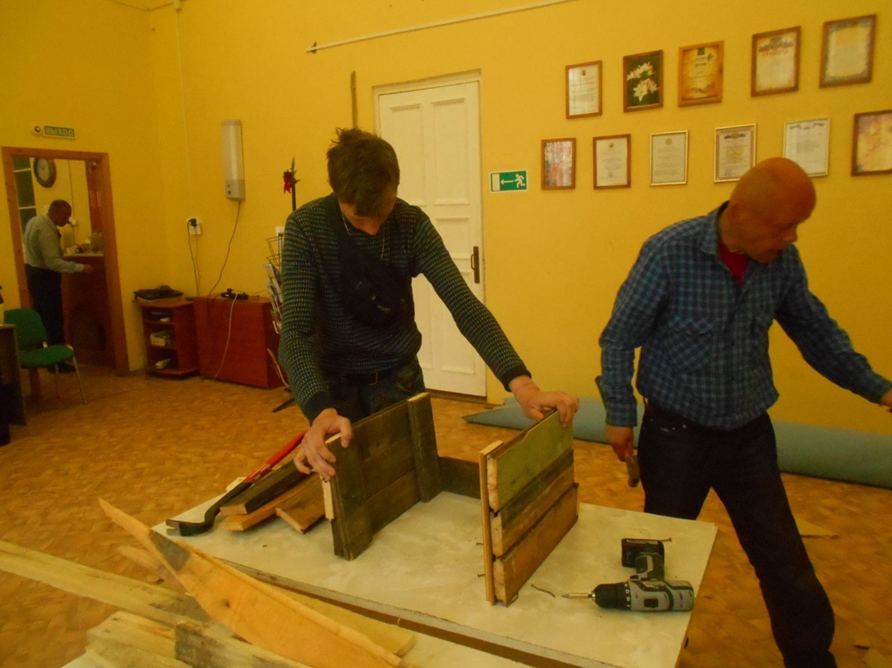 В столярной мастерской продолжаются летние работы