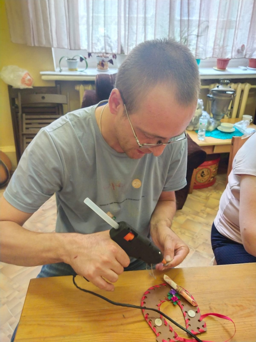 Арт-терапи́я