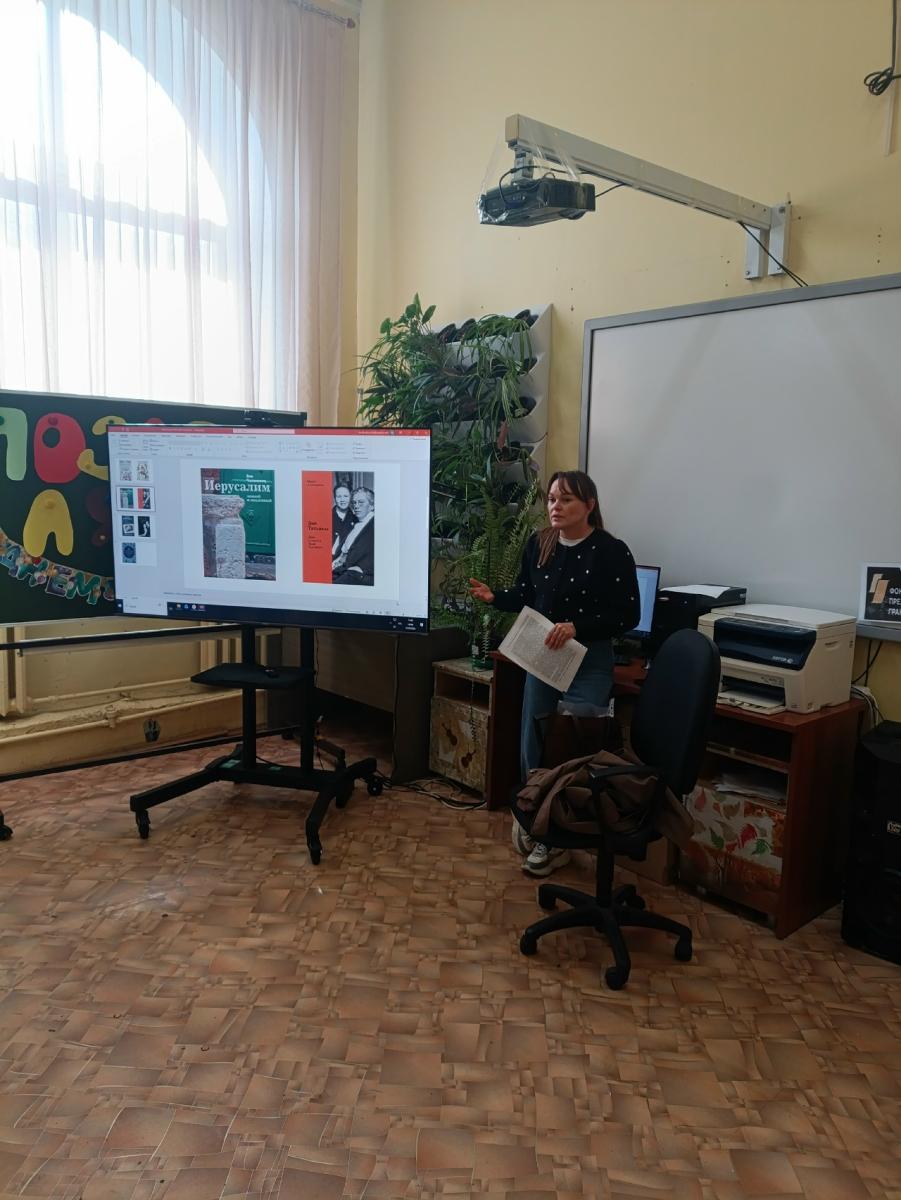 В литературной гостиной обсудили три свежие книжные новинки